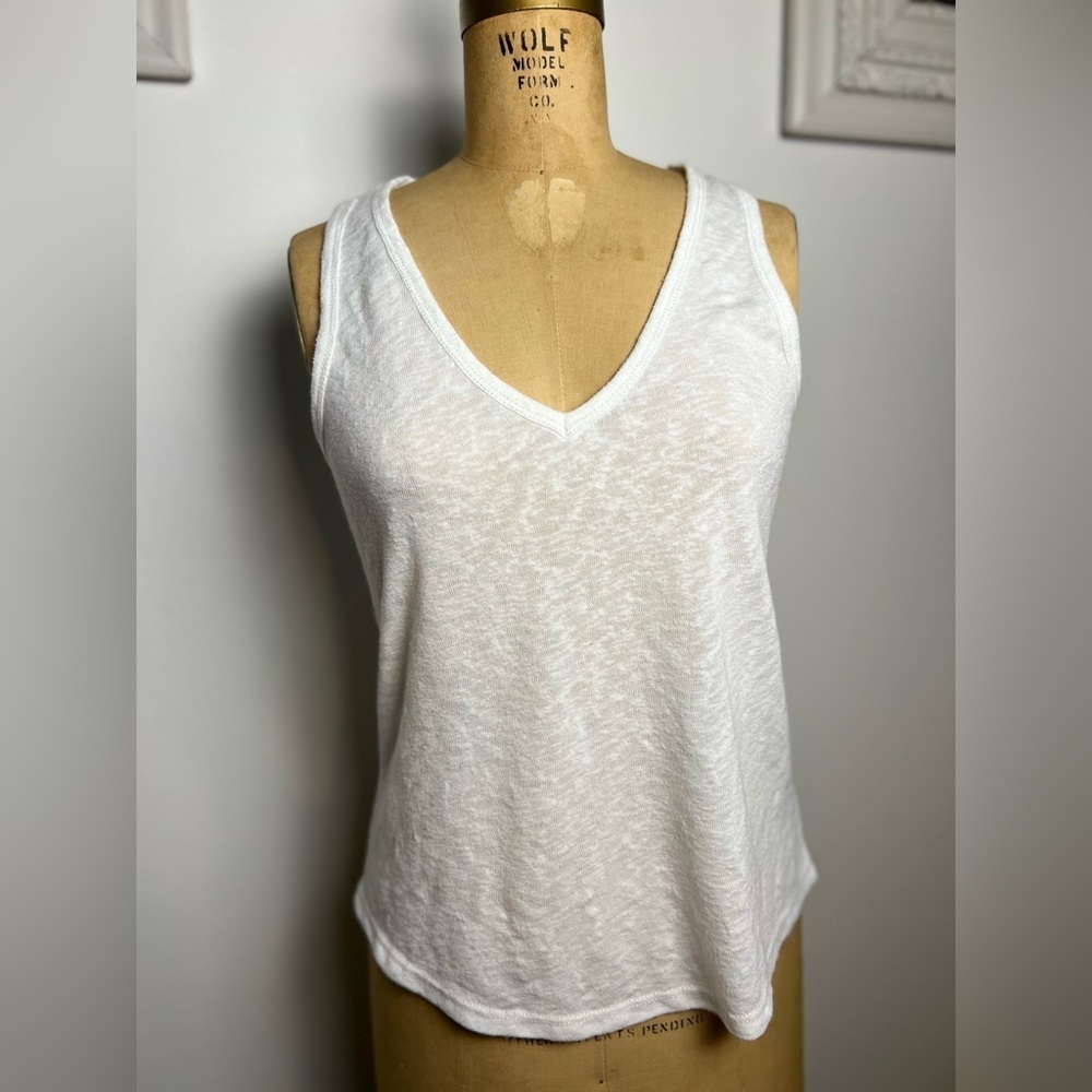 Anthropologie women’s v-neck sleeveless pullover top
Small